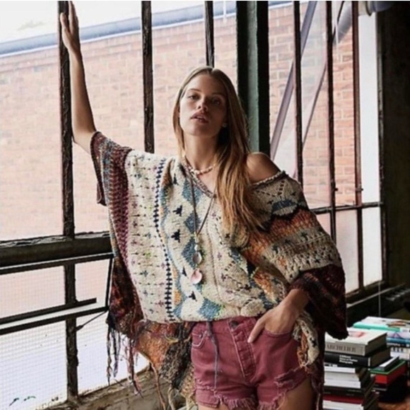Free People NWT Large Hidden Gem Frayed Oversized Cropped Knit Poncho Sweater - Picture 1 of 6